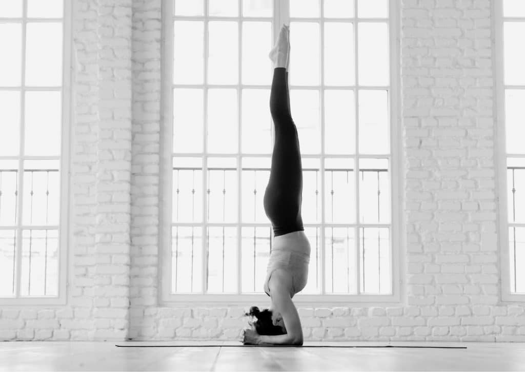 postura de sirsasana en yoga