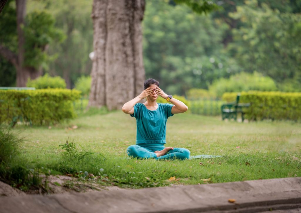 descubre los beneficios del pranayama, la respiración en yoga