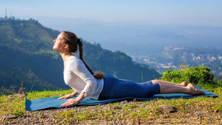 Beneficios y Contraindicaciones de la Postura de la Cobra en Yoga