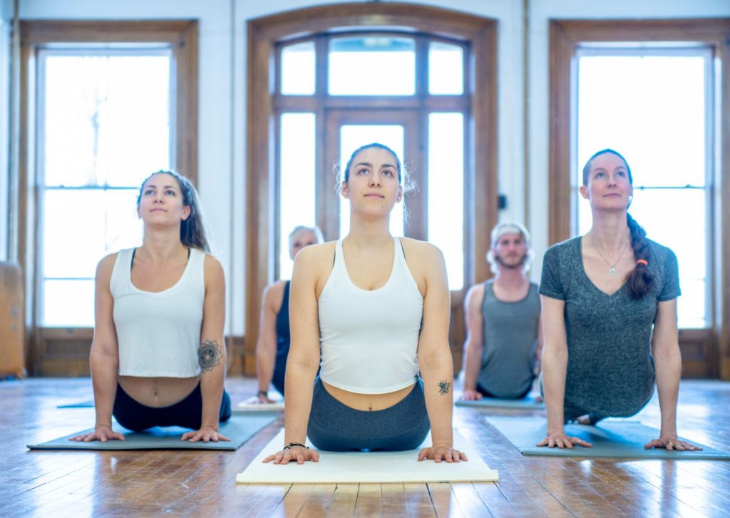 aprende a guiar los saludos al sol en tus clases de yoga
