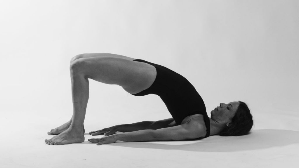 setu bandhasana postura de yoga